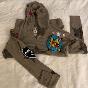 Chaser Brand army color sweater